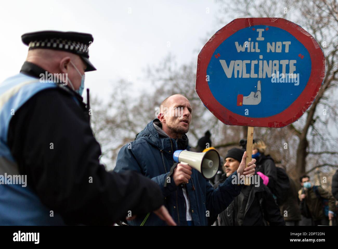 Protestant mit einem Plakat "Ich werde nicht impfen" während des COVID-19 Anti-Impfstoff-Protests, Parliament Square, London, 14. Dezember 2020 Stockfoto