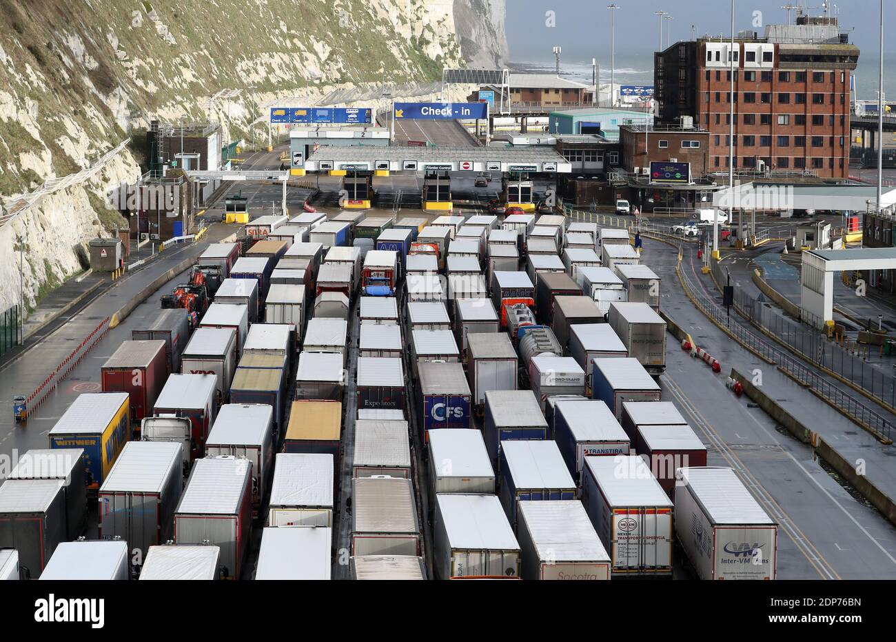 Lastwagen stehen Schlange, um den Hafen von Dover in Kent zu erreichen. Die Vorräte an Weihnachten und die Brexit-Unsicherheit haben in Kent erneut riesige Warteschlangen an Lastwagen verursacht. Die letzten Verzögerungen kamen, da Großbritannien weniger als zwei Wochen bis 2021 und das Ende der Brexit-Übergangsperiode markierte. Stockfoto