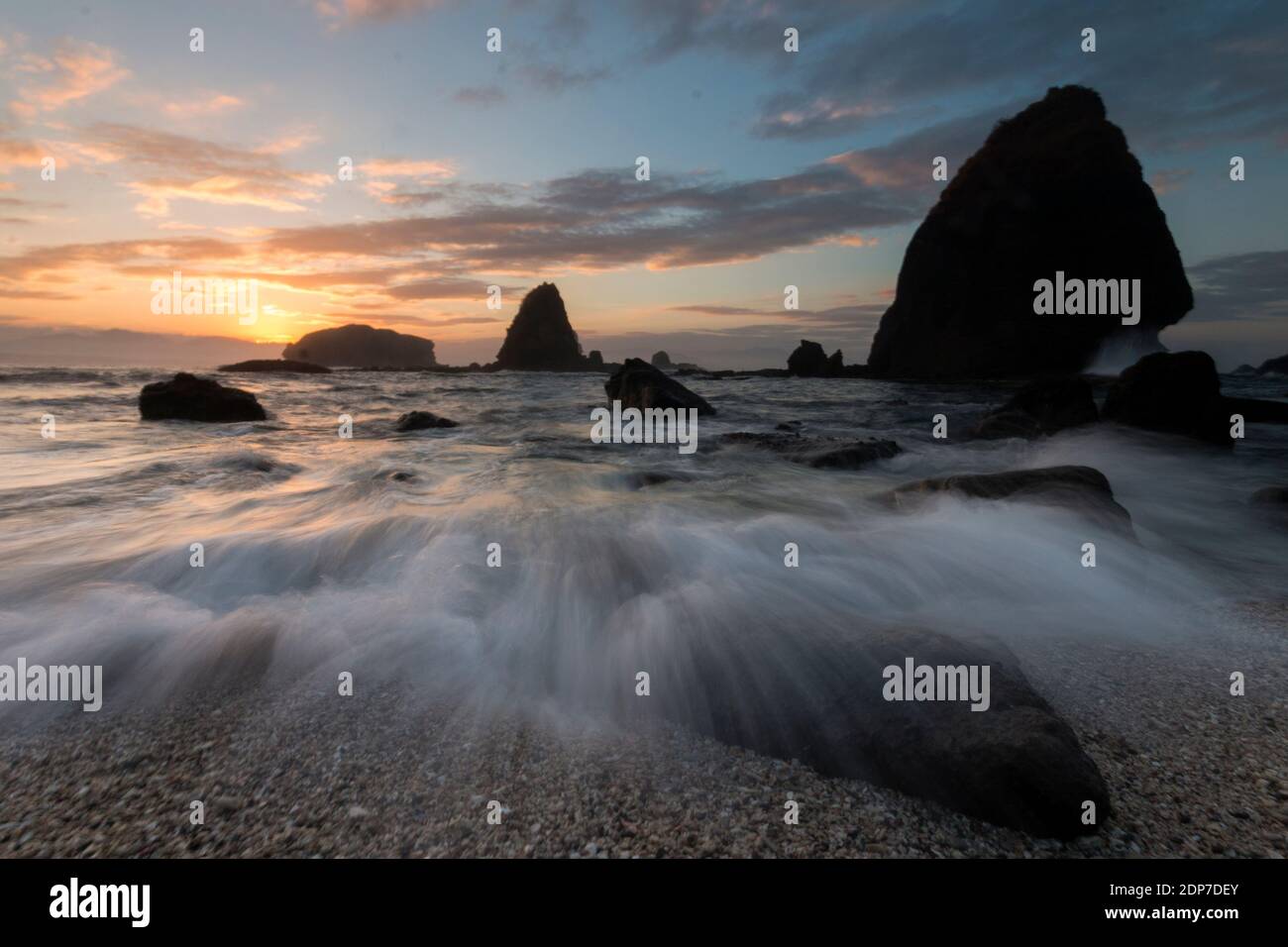 Der Strand von Papuma ist eines der Reiseziele für Meerestourismus im Bezirk Jember. Der perfekte Ort, um Sonnenaufgänge und Sonnenuntergänge zu genießen. Stockfoto