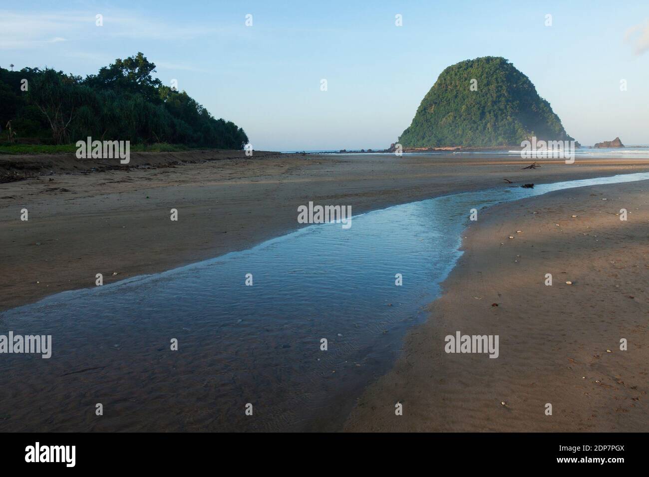 Pulau Merah Beach ist eines der touristischen Ziele in Banyuwangi Bezirk, der perfekte Ort, um den Sonnenuntergang zu genießen Stockfoto