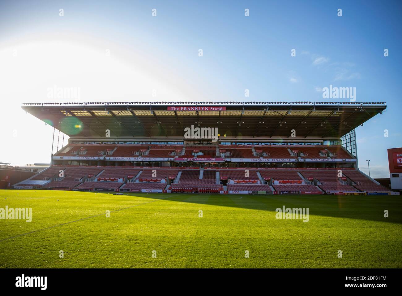 19. Dezember 2020; bet365 Stadium, Stoke, Staffordshire, England; English Football League Championship Football, Stoke City gegen Blackburn Rovers; blauer Himmel über dem Stadion Stockfoto