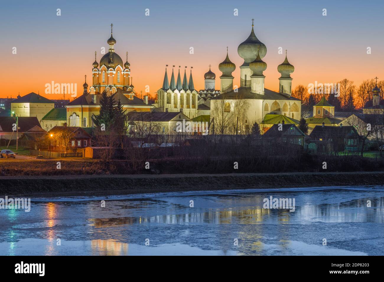 Blick auf die Tempel des Tichvin Theotokos Himmelfahrt-Klosters im Dezember Sonnenuntergang. Leningrad, Russland Stockfoto
