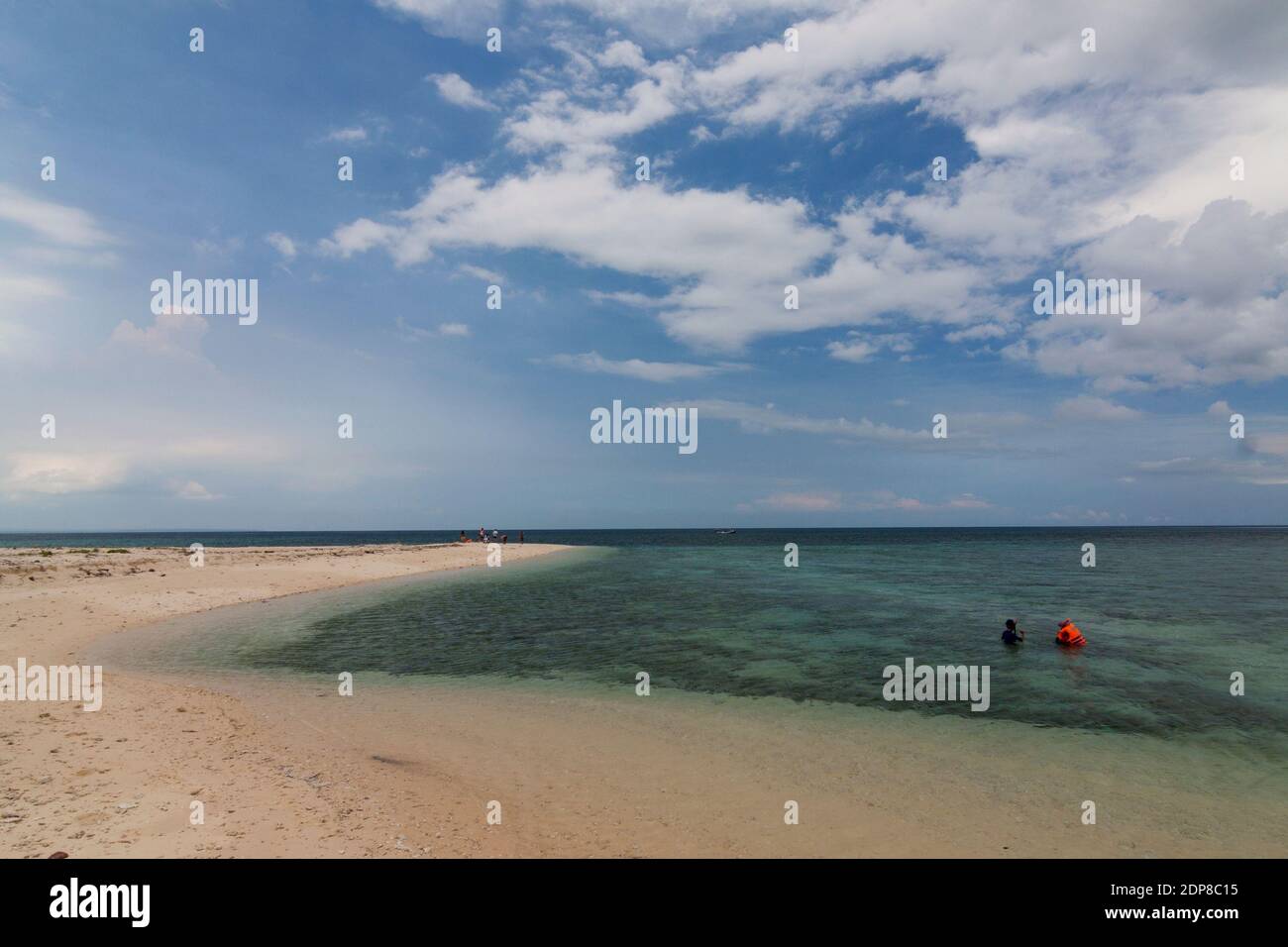 Tabuhan Island ist eines der marinen Tourismus Destinationen in Banyuwangi Regentschaft, Ost-Java. Stockfoto