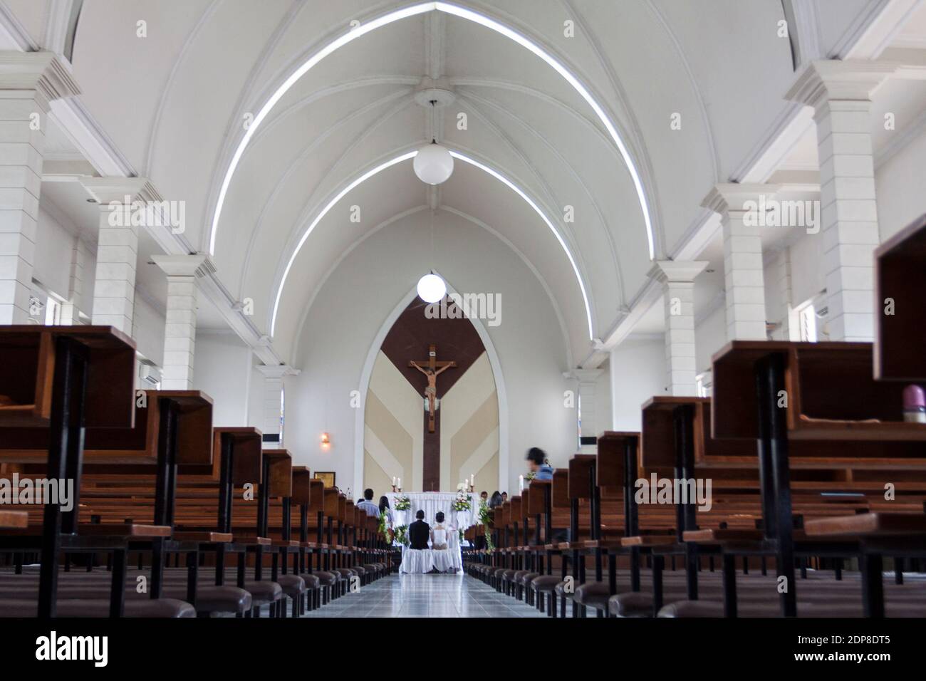 Ein Hochzeitssegnet in einer katholischen Kirche, mit einer sehr schönen Bauarchitektur. Stockfoto