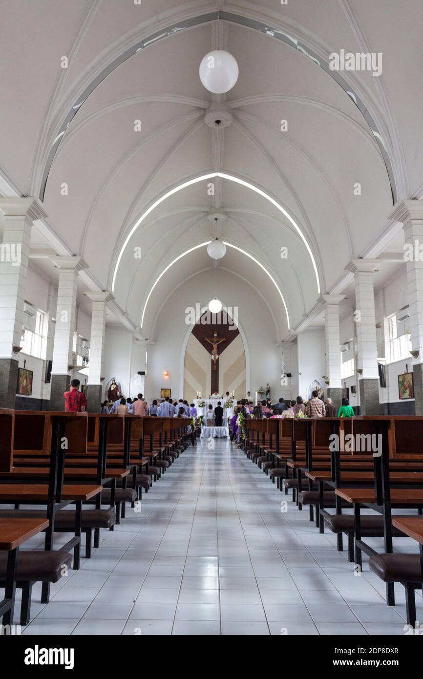 Ein Hochzeitssegnet in einer katholischen Kirche, mit einer sehr schönen Bauarchitektur. Stockfoto