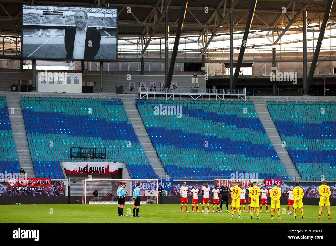 19. Dezember 2020, Sachsen, Leipzig: Fußball: Bundesliga, Matchday 13, RB Leipzig - 1. FC Köln in der Red Bull Arena Leipzig. Spieler und Schiedsrichter zollen dem verstorbenen Gerard Houllier, Global Sports Director von Red Bull, während einer Schweigeminute vor dem Spiel Tribut. Foto: Jan Woitas/dpa-Zentralbild/dpa - WICHTIGER HINWEIS: Gemäß den Bestimmungen der DFL Deutsche Fußball Liga und/oder des DFB Deutscher Fußball-Bund ist es untersagt, im Stadion und/oder vom Spiel aufgenommene Fotos in Form von Sequenzbildern und/oder videoähnlichen Fotoserien zu verwenden oder zu verwenden. Stockfoto