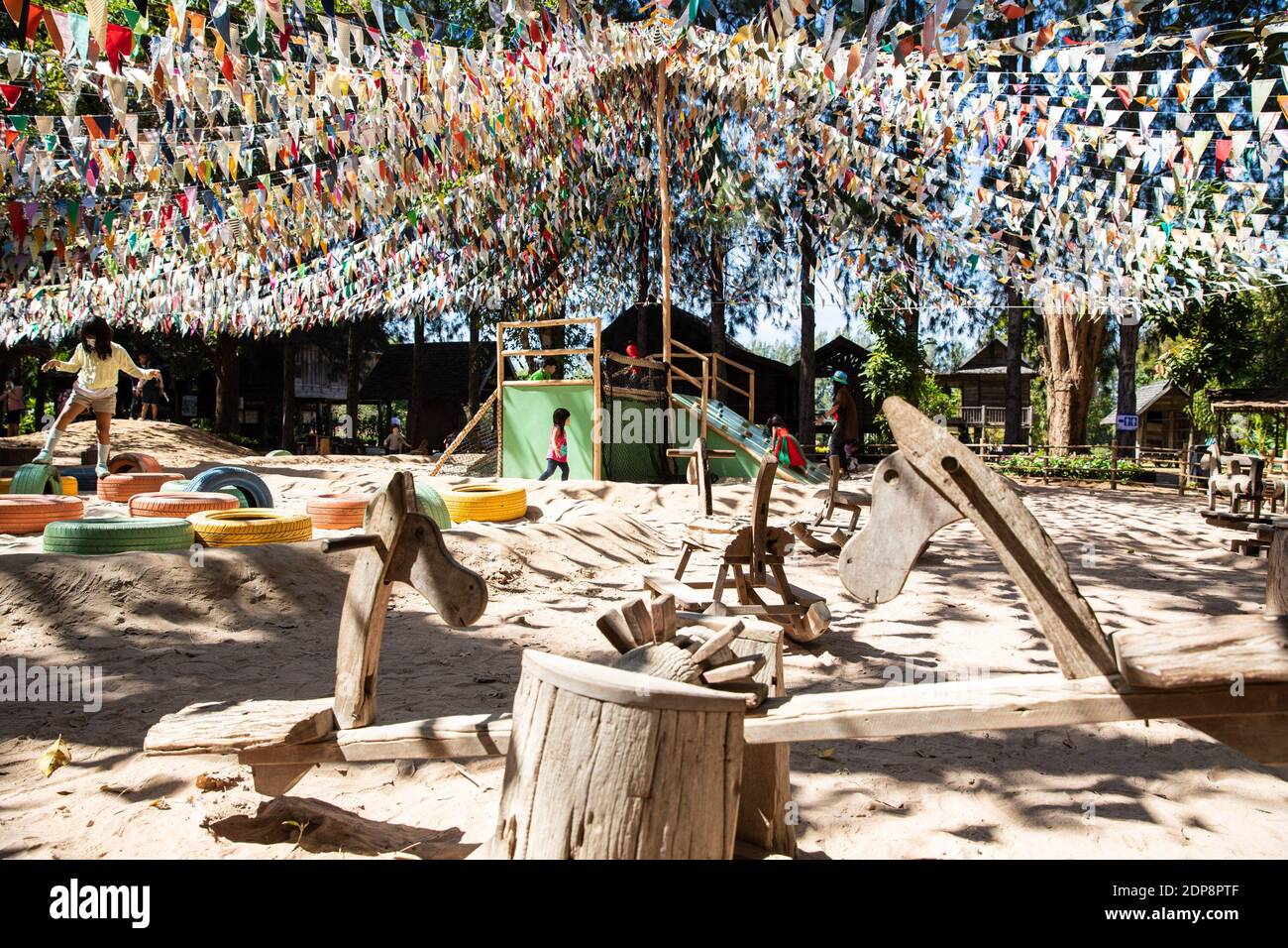 Nakhon Ratchasima, Thailand. Dezember 2020. Touristen besuchen Jim Thompson Farm in Nakhon Ratchasima Provinz, Thailand, 19. Dezember 2020. Seit 2001 hat Jim Thompson Farm begonnen, seine Türen jährlich im Dezember als landwirtschaftliche Website für Besucher zu öffnen, die leidenschaftlich über die Natur sind. Quelle: Zhang Keren/Xinhua/Alamy Live News Stockfoto