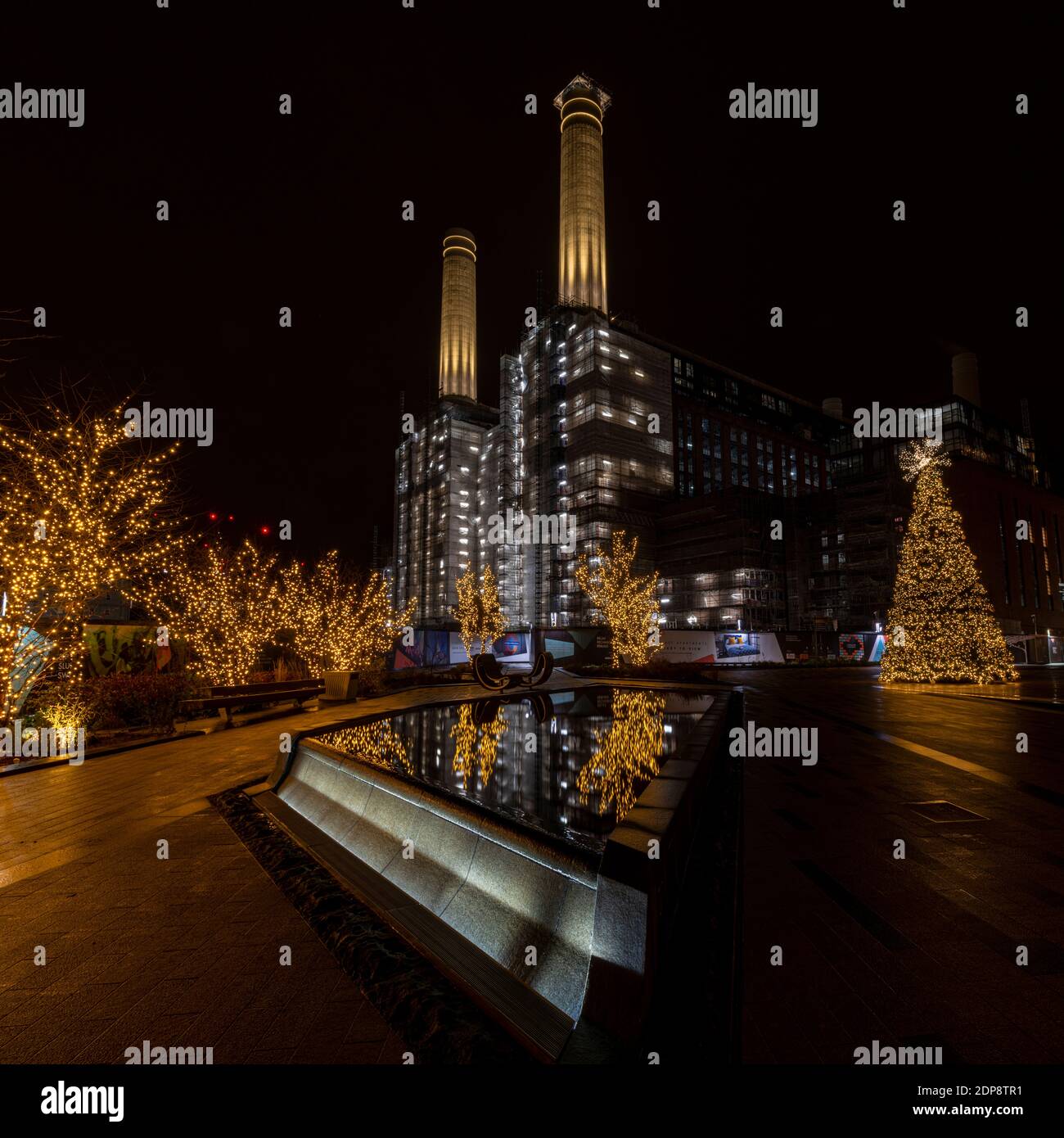 Das ikonische Battersea Kraftwerk und die erhabene Weihnachtsdekoration im Jahr 2020, dem Jahr, in dem COVID Weihnachten dämpfte. Stockfoto