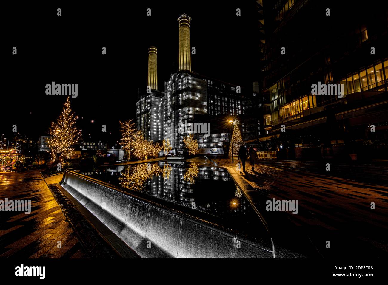Das ikonische Battersea Kraftwerk und die erhabene Weihnachtsdekoration im Jahr 2020, dem Jahr, in dem COVID Weihnachten dämpfte. Stockfoto
