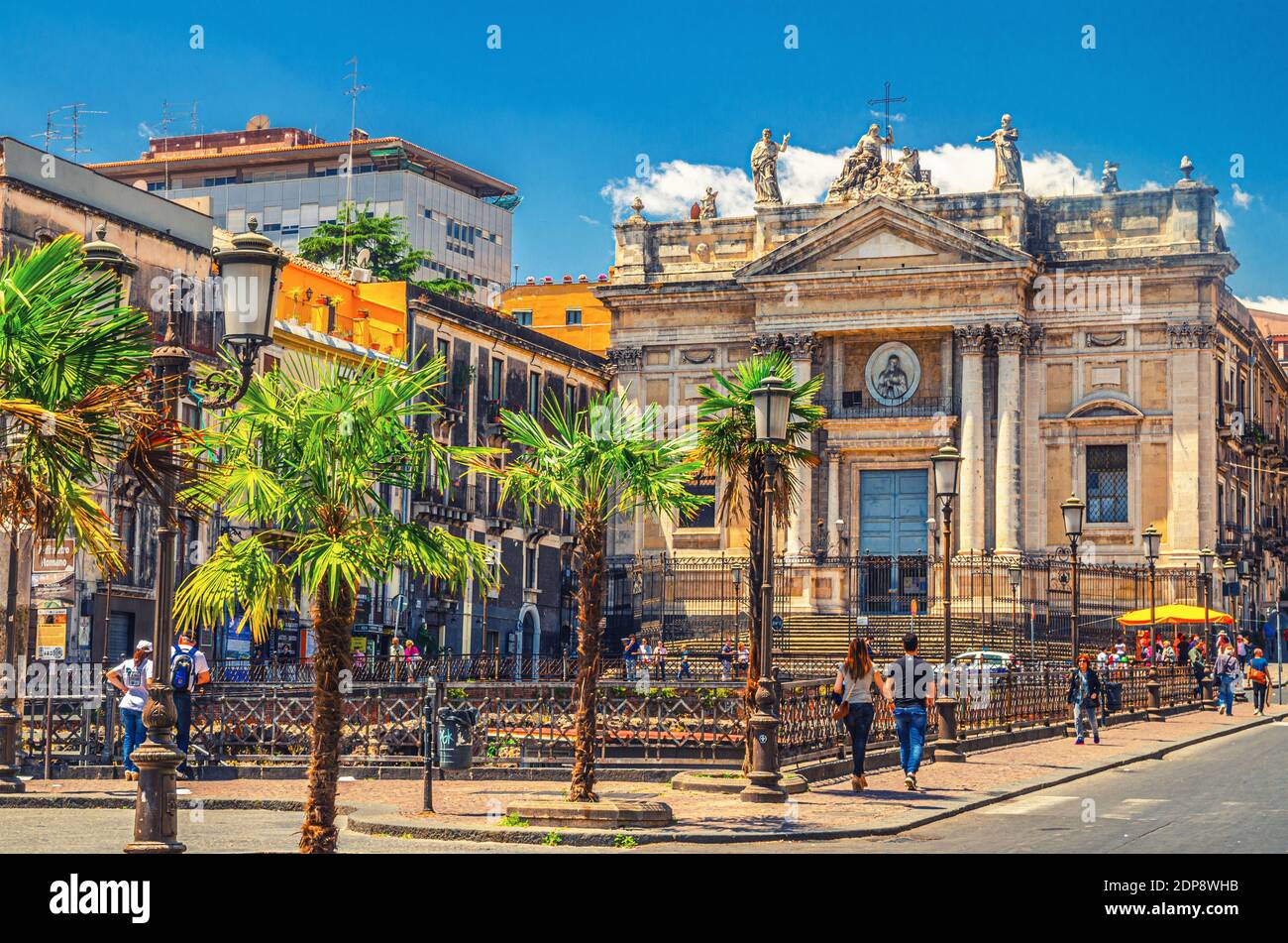 Italien, Catania, 12. Mai 2018: Römisches Amphitheater Anfiteatro Romano und Chiesa San Biagio in der Kirche Sant'Agata alla Fornace auf der Piazza Stesicoro Stockfoto