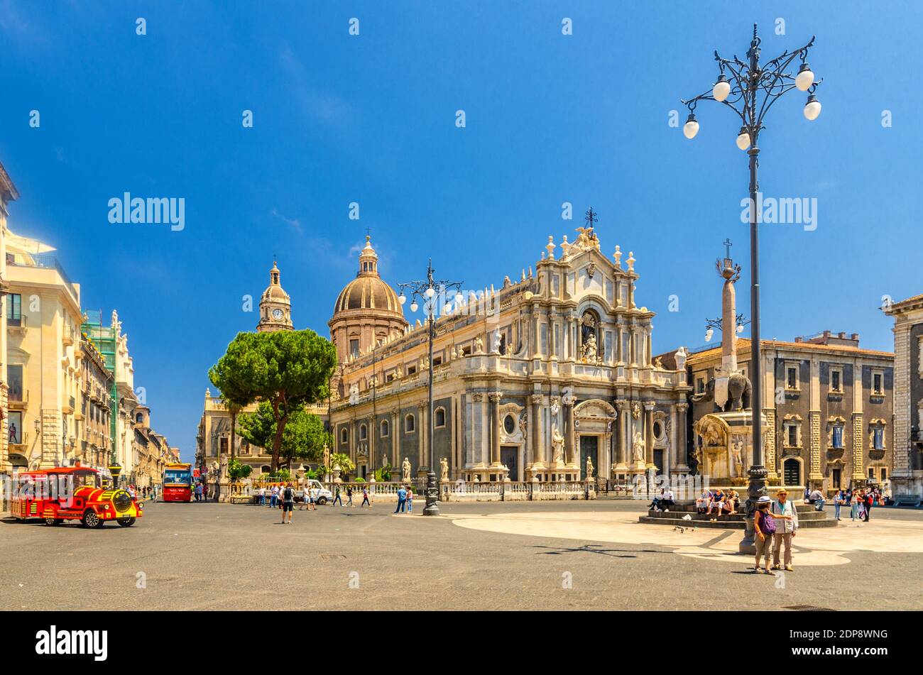 Italien, Catania, 13. Mai 2018: Elefantenstatuenbrunnen, Kathedrale Santa Agatha, touristischer roter Zug und Spaziergänger auf Piazza del Duomo Platz i Stockfoto