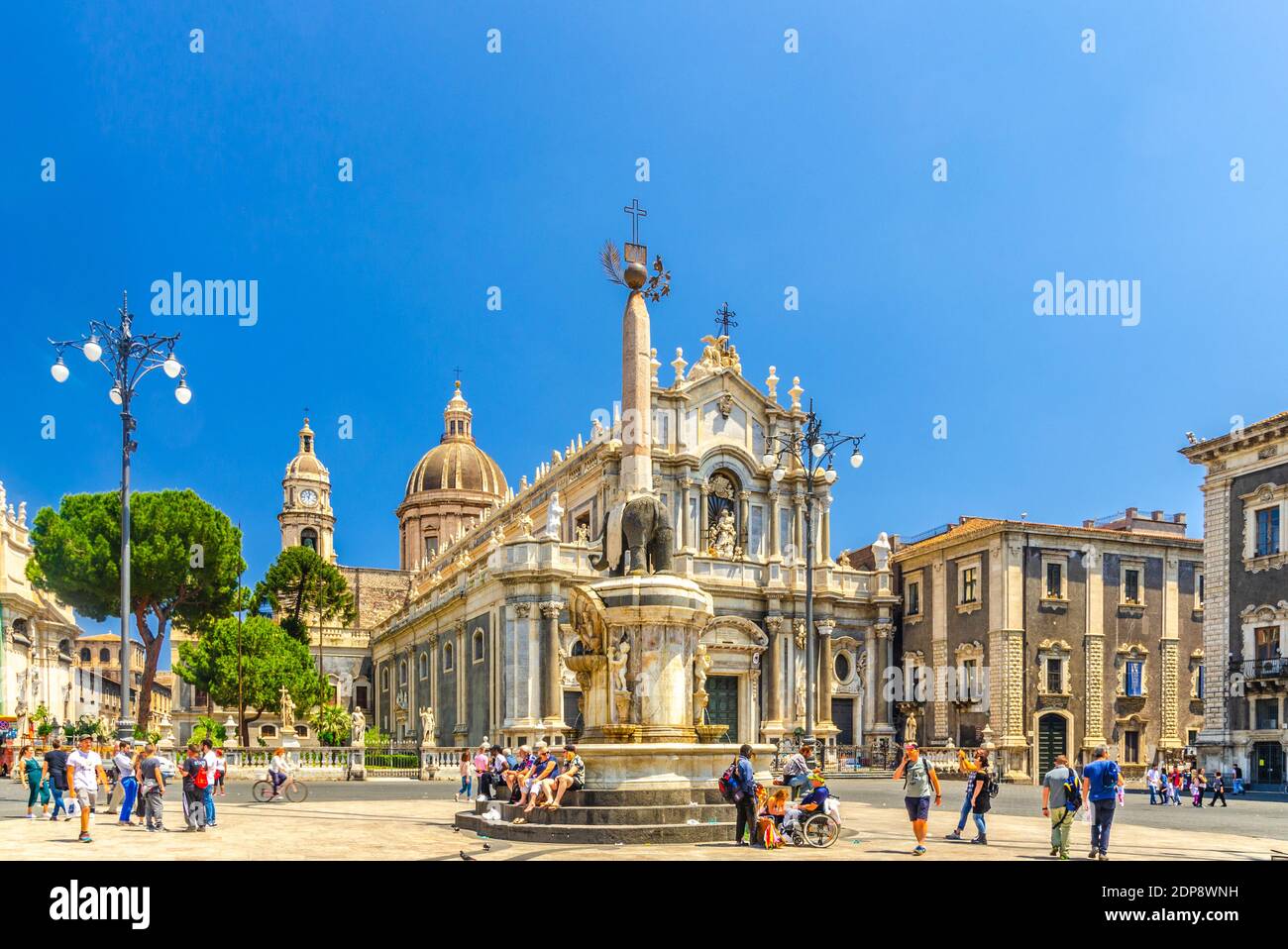 Italien, Catania, 13. Mai 2018: Menschen Touristen in der Nähe Elefantenstatue Brunnen und Kathedrale von Santa Agatha auf Piazza del Duomo Platz in Catania Histor Stockfoto