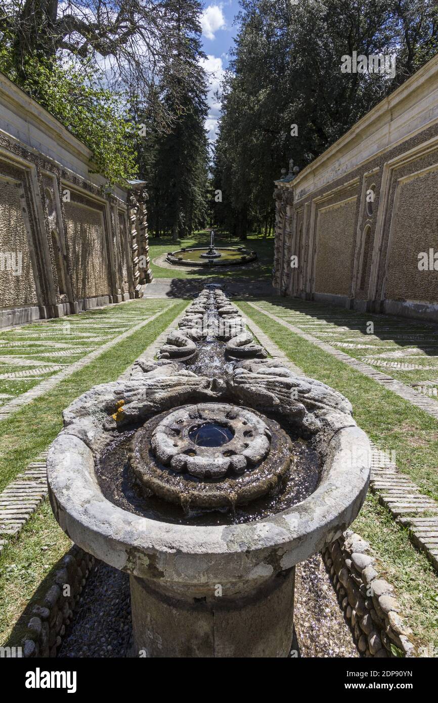 Eine vertikale Aufnahme der Brunnen der Villa Caprarola in Viterbo, Latium, Italien Stockfoto Eine vertikale Aufnahme der Brunnen der Villa Caprarola in Viterbo, Latium, Italien Stockfoto