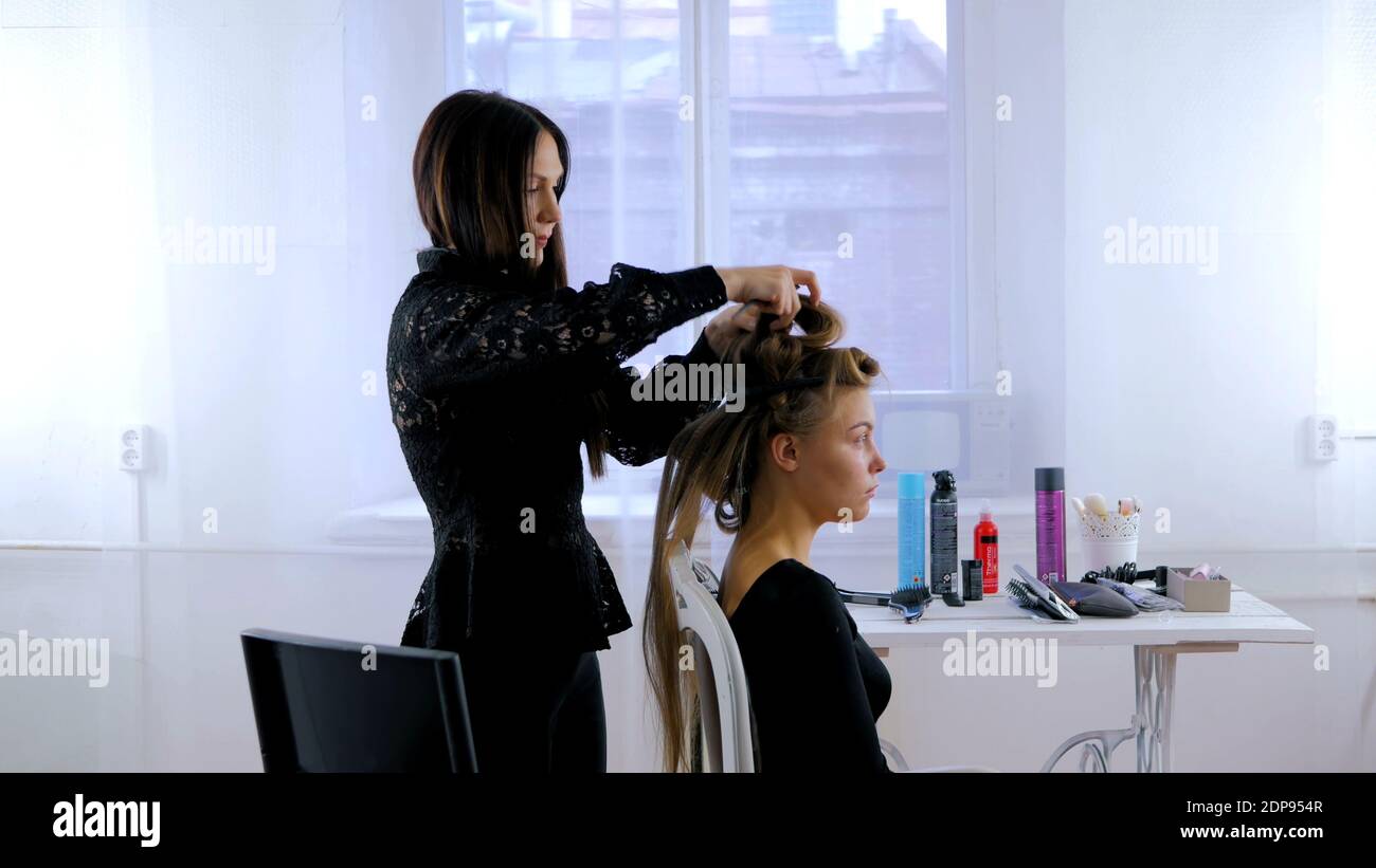 Professionellen Friseur, Frisur für junge hübsche Frau Stockfoto