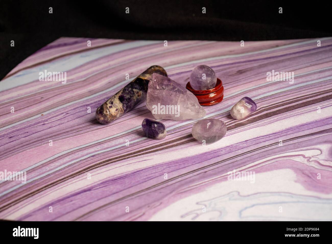 Verschiedene Formen, Größen und Schnitte von Amethyst Kristall . Hochwertige Fotos Stockfoto