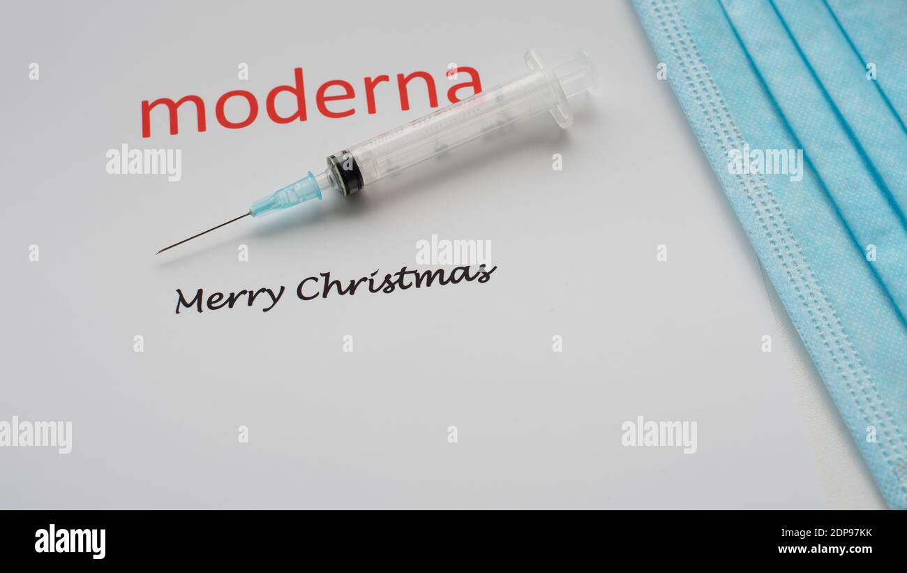 Moderna Logo mit Spritze und Gesichtsmaske und Text Merry christmas, Dänemark, 19. Dezember 2020 Stockfoto