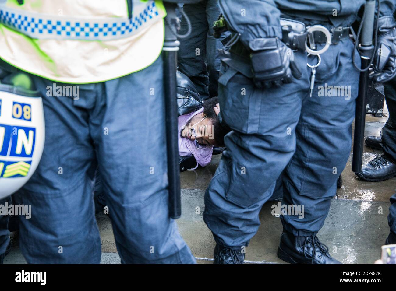 London, Großbritannien, 19. Dezember 2020. Chaotische Szenen in ganz London, in denen Demonstranten von der Polizei verhaftet wurden, weil sie an einer illegalen Demonstration teilgenommen hatten, was dazu führte, dass der Verkehr um Piccadilly Circus, Covent Gardens und Kämpfe in der Oxford Street zwischen Demonstranten und Polizei gelähmt wurde.Paul Quezada-Neiman/Alamy Live News Stockfoto