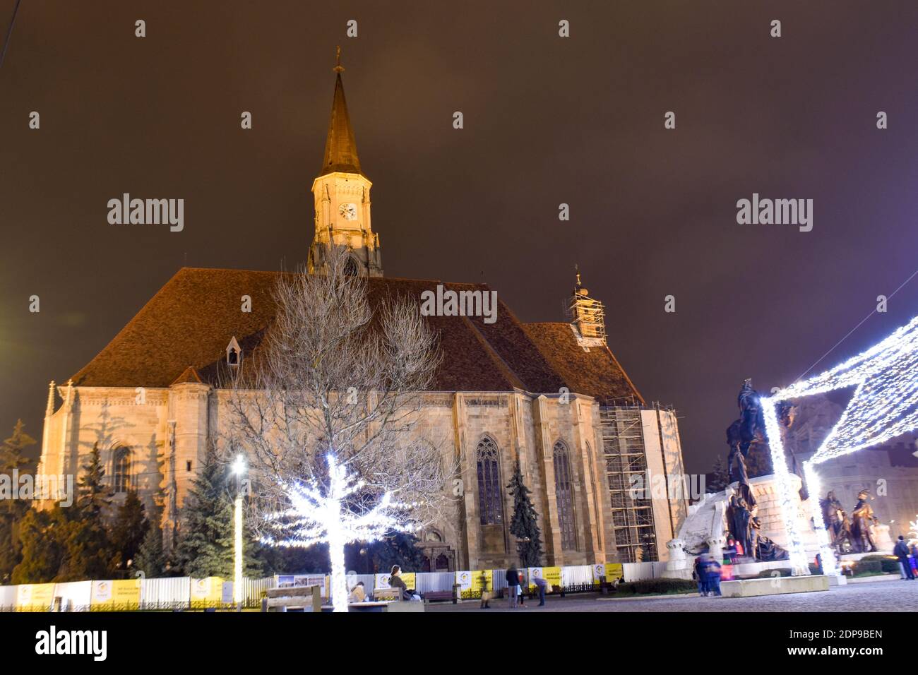 Cluj-Napoca bei Nacht während der Weihnachtszeit, 2020 Stockfoto