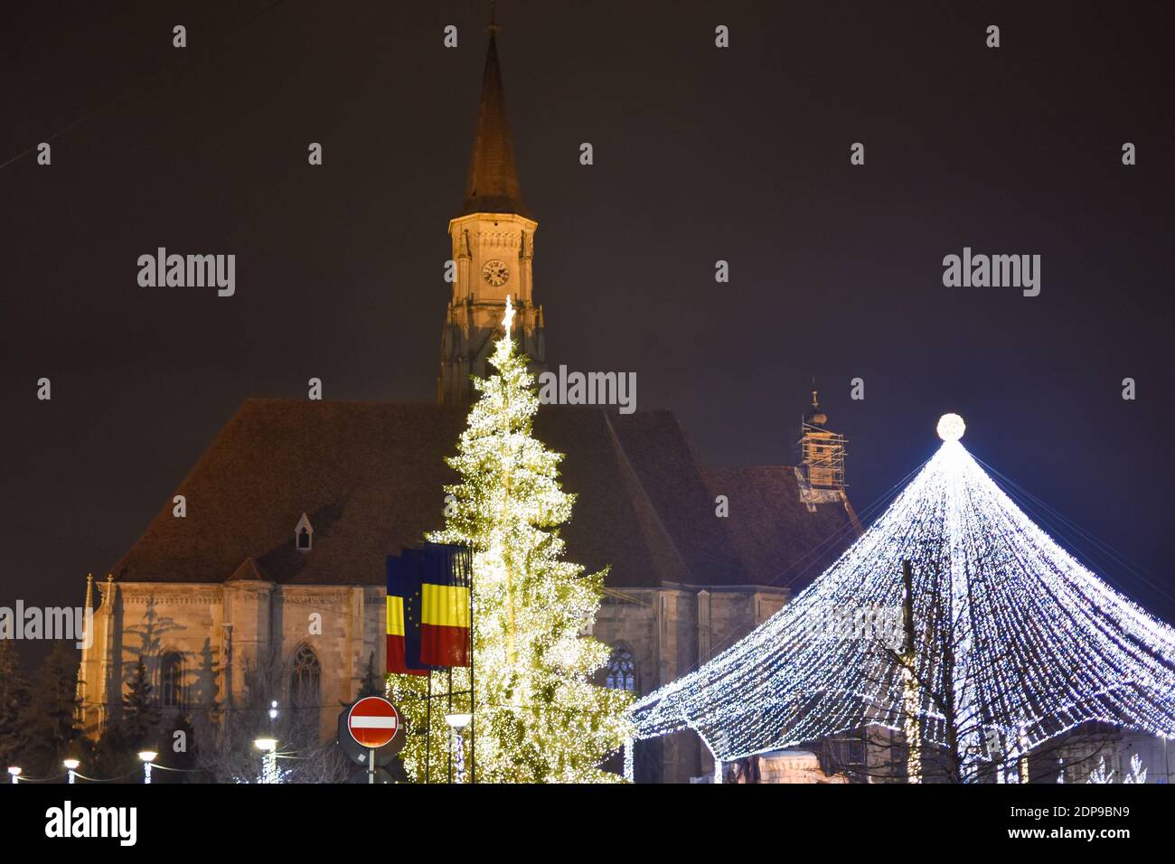 Cluj-Napoca bei Nacht während der Weihnachtszeit, 2020 Stockfoto