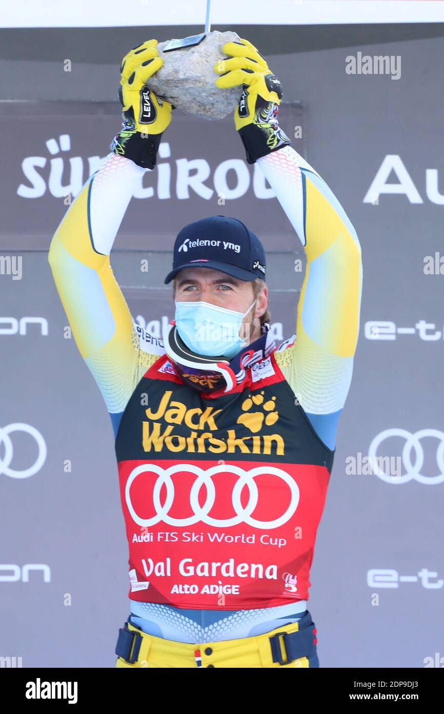Gröden, Groeden, Italien. Dezember 2020. FIS Alpine Ski World Cup unter Covid-19 Sonderkonditionen 2. Herren Downhill Ski Event am 19/12/2020 in Gröden, Groeden, Italien. Auf dem Podium mit seiner Trophäe Aleksander Kilde (NOR) (Foto: Pierre Teyssot/ESPA-Images) Credit: European Sports Photo Agency/Alamy Live News Stockfoto