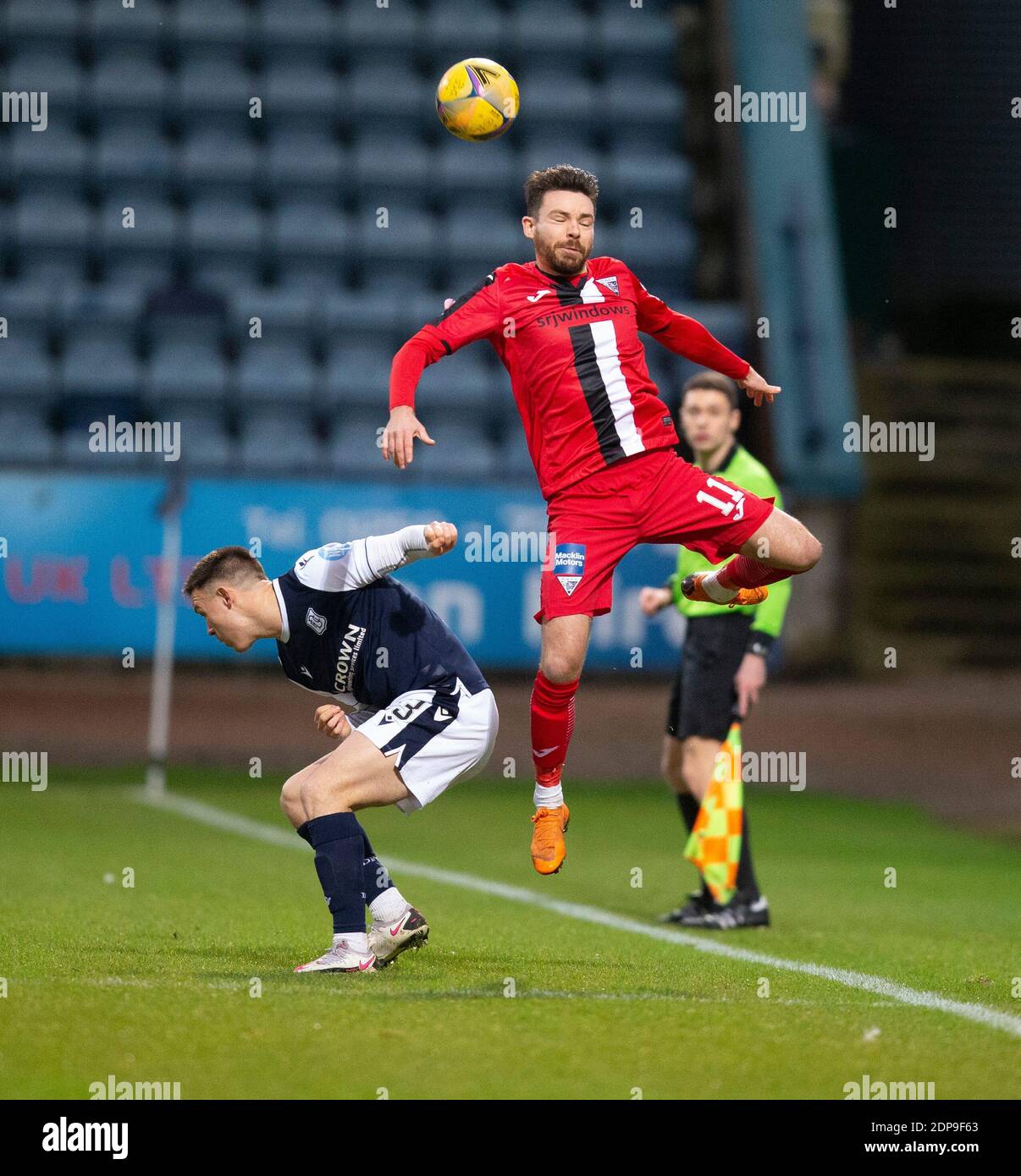 19. Dezember 2020; Dens Park, Dundee, Schottland; Scottish Championship Football, Dundee FC gegen Dundee; Ryan Dow von Dundee Athletic Challenges for the Ball mit Jordan Marshall von Dundee Stockfoto