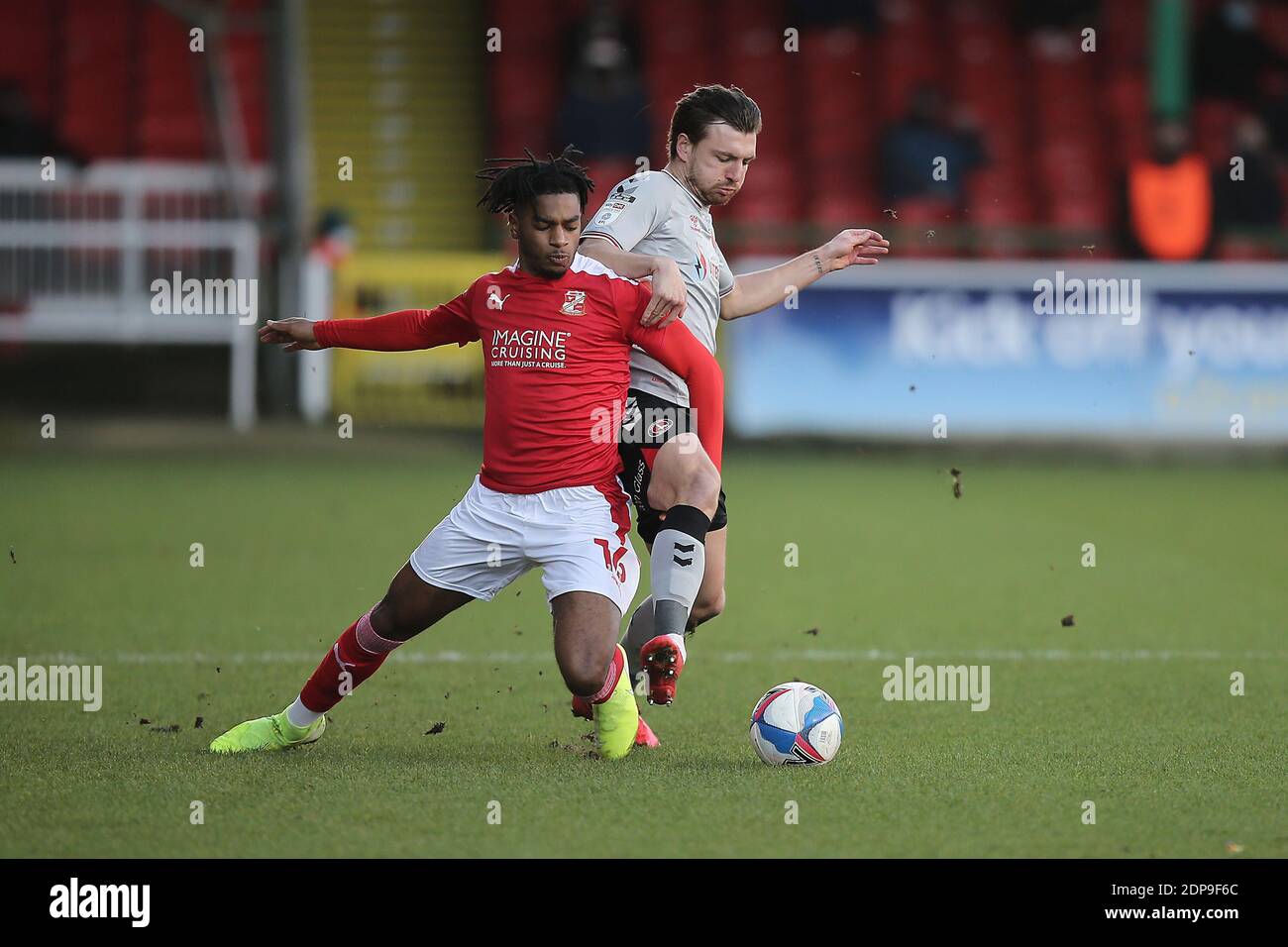 Swindon, Großbritannien. Dezember 2020. Akinwale Odimayo von Swindon Town und Alex Gilbey von Charlton Athletic während des EFL Sky Bet League 1 Spiels zwischen Swindon Town und Charlton Athletic am County Ground, Swindon, England am 19. Dezember 2020. Foto von Dave Peters. Nur redaktionelle Verwendung, Lizenz für kommerzielle Nutzung erforderlich. Keine Verwendung bei Wetten, Spielen oder Veröffentlichungen einzelner Vereine/Vereine/Spieler. Kredit: UK Sports Pics Ltd/Alamy Live Nachrichten Stockfoto