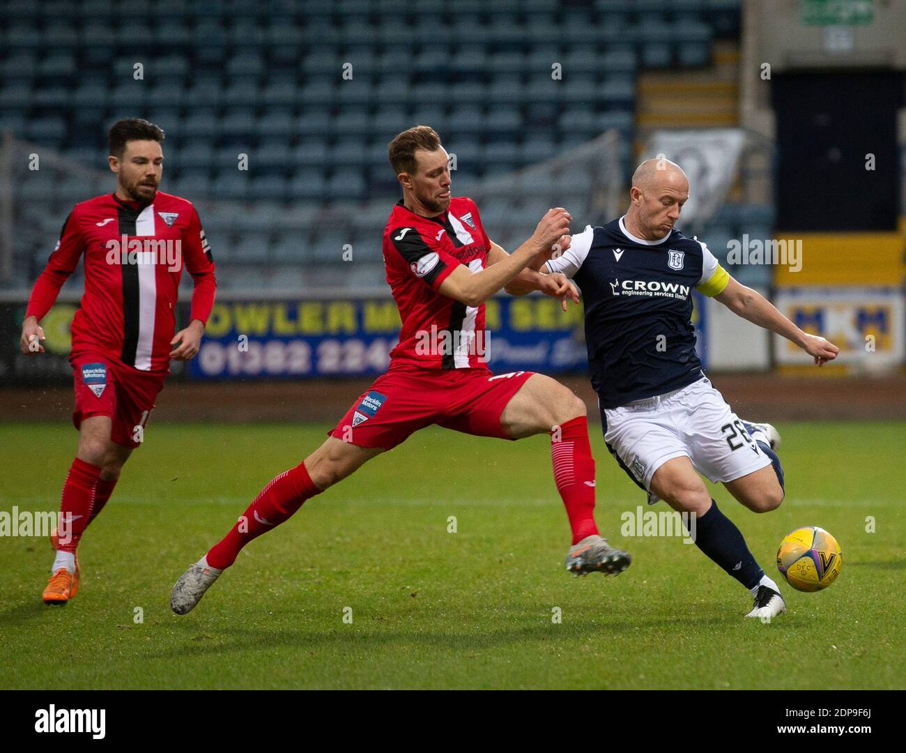 19. Dezember 2020; Dens Park, Dundee, Schottland; Scottish Championship Football, Dundee FC gegen Dundee; Steven Whittaker von Dundee Athletic fordert den Schuss von Charlie Adam von Dundee zu blockieren Stockfoto