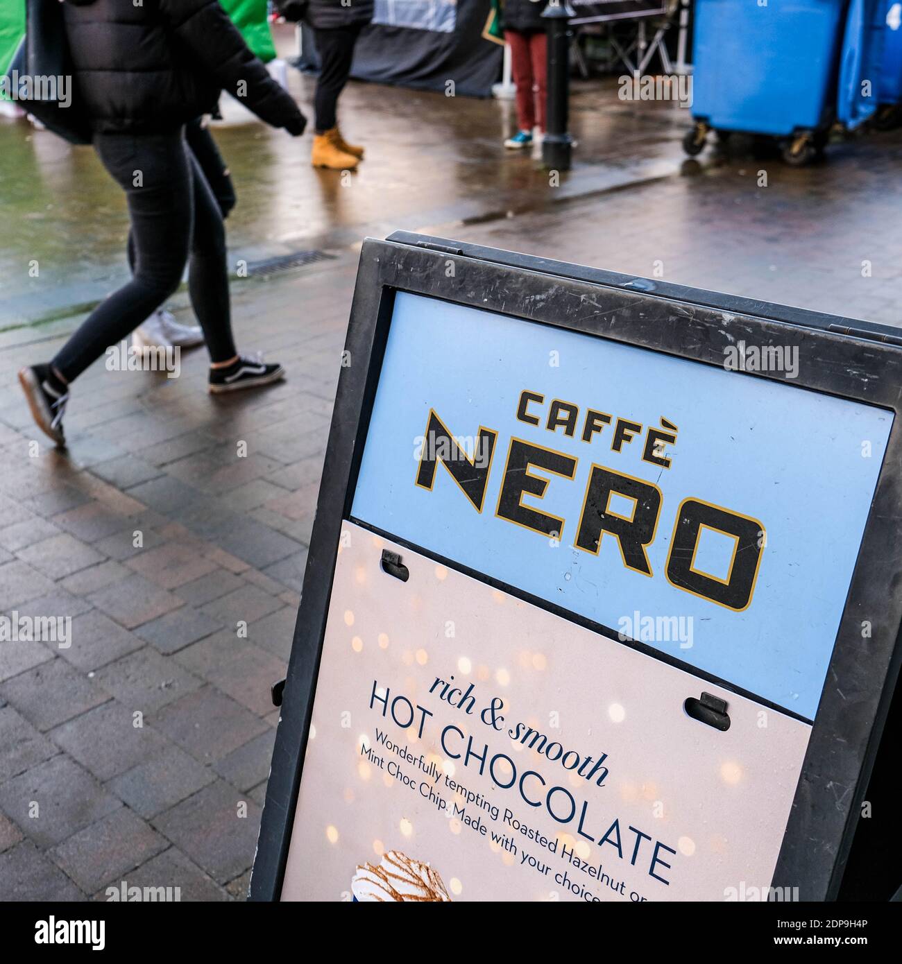 Epsom Surrey, London UK, Dezember19 2020, Anonymous Menschen oder Käufer, die an EINER Caffe Nero Street vorbeigehen Seitenschild Werbung heiße Schokolade Stockfoto