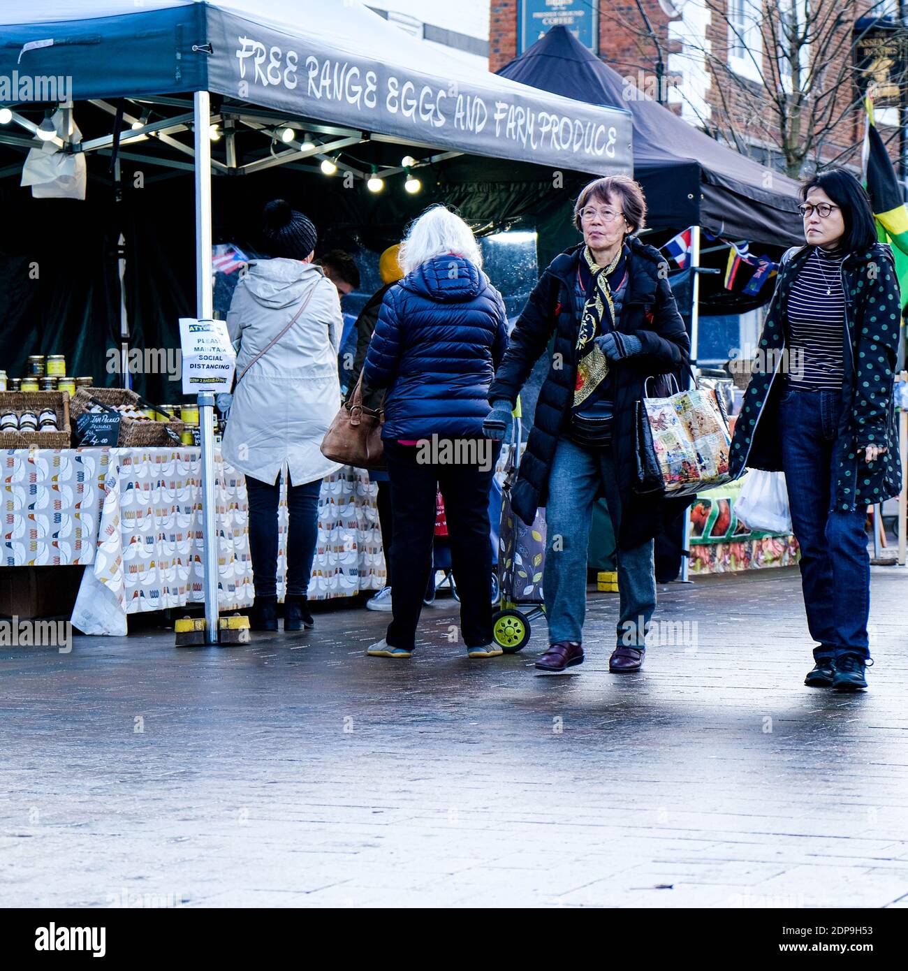 Epsom Surrey, London UK, 19.Dezember19 2020, kleine Gruppen von Menschen oder Einkäufern, die durch einen Outdoor-Markt mit Einkaufstaschen wandern Stockfoto