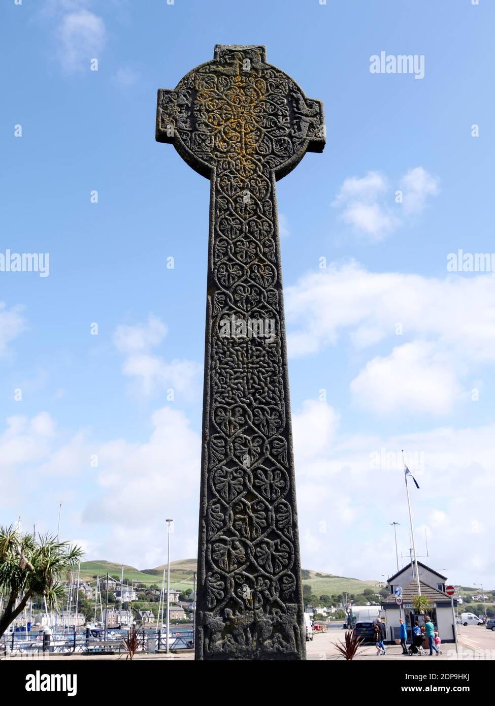 Keltisches Kreuz, geschnitzt mit Darstellungen von religiösen Figuren, Blattmuster, groteske Tiere, Meer-Monster, und eine Meerjungfrau. Campbeltown, Kintyre Stockfoto