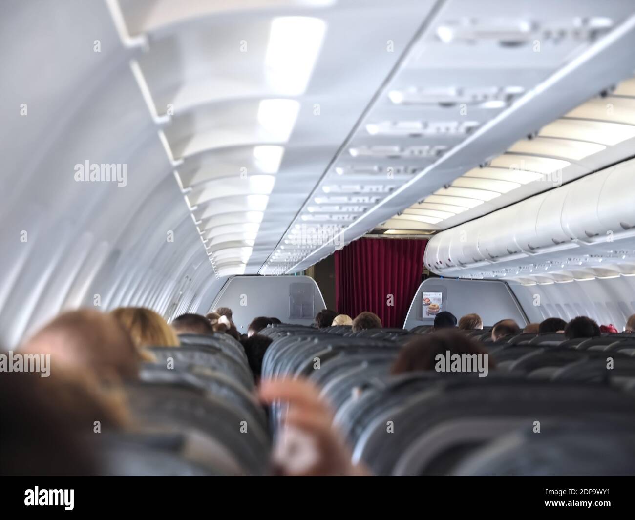 Wie Viele Passagiere Passen In Ein Flugzeug Aircraft cabin passengers -Fotos und -Bildmaterial in hoher Auflösung