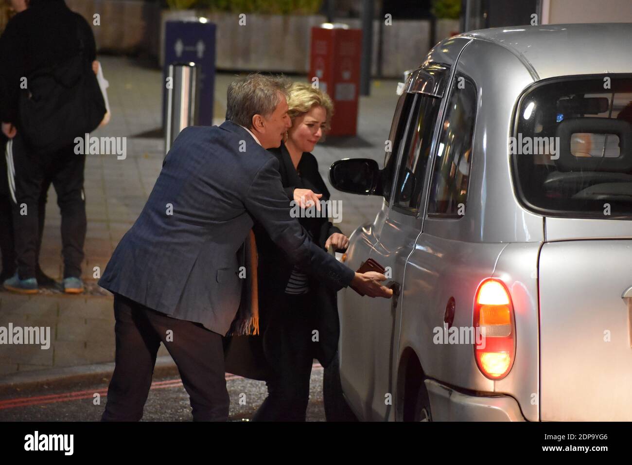Nach einem Abend in der Stadt nimmt man sich ein Taxi nach Hause vom Bahnhof Reading. Stockfoto
