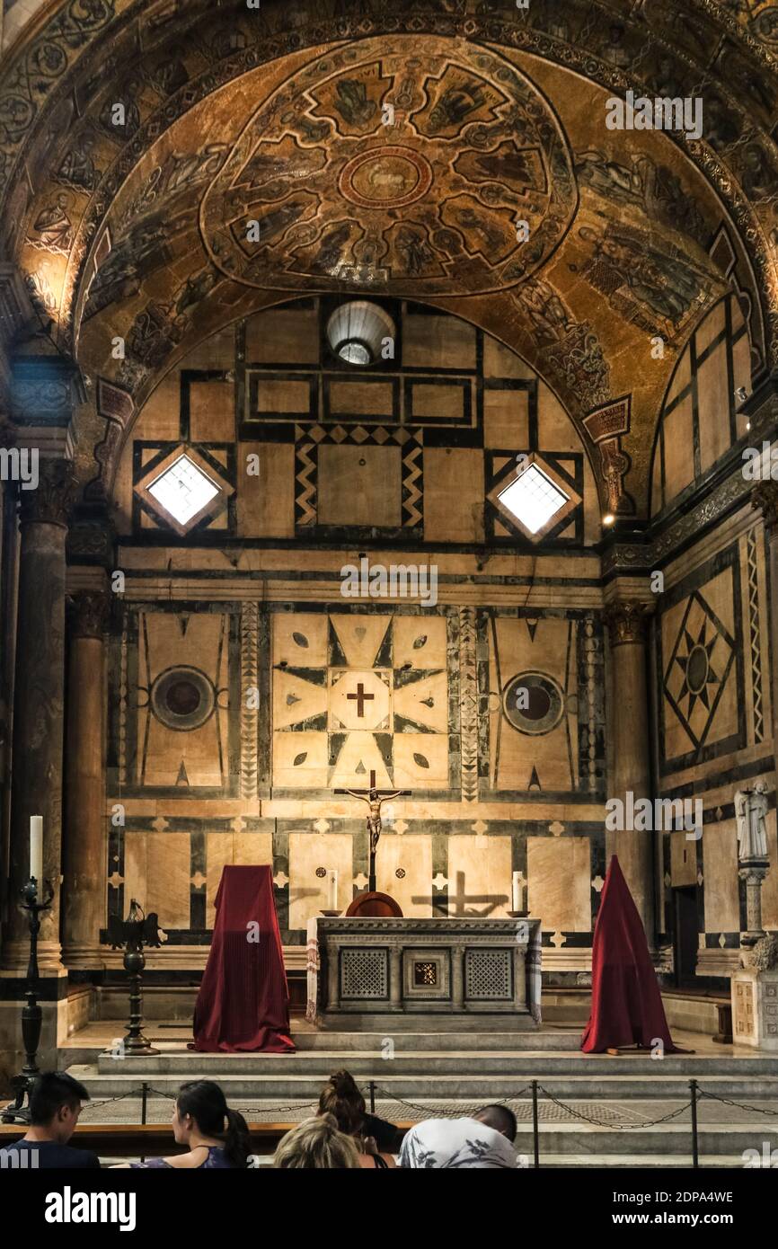 Schöne Aussicht auf die Apsis, bekannt als die Scarsella, und der Hochaltar im berühmten Baptisterium von Florenz des Heiligen Johannes. Der aktuelle Altar in... Stockfoto