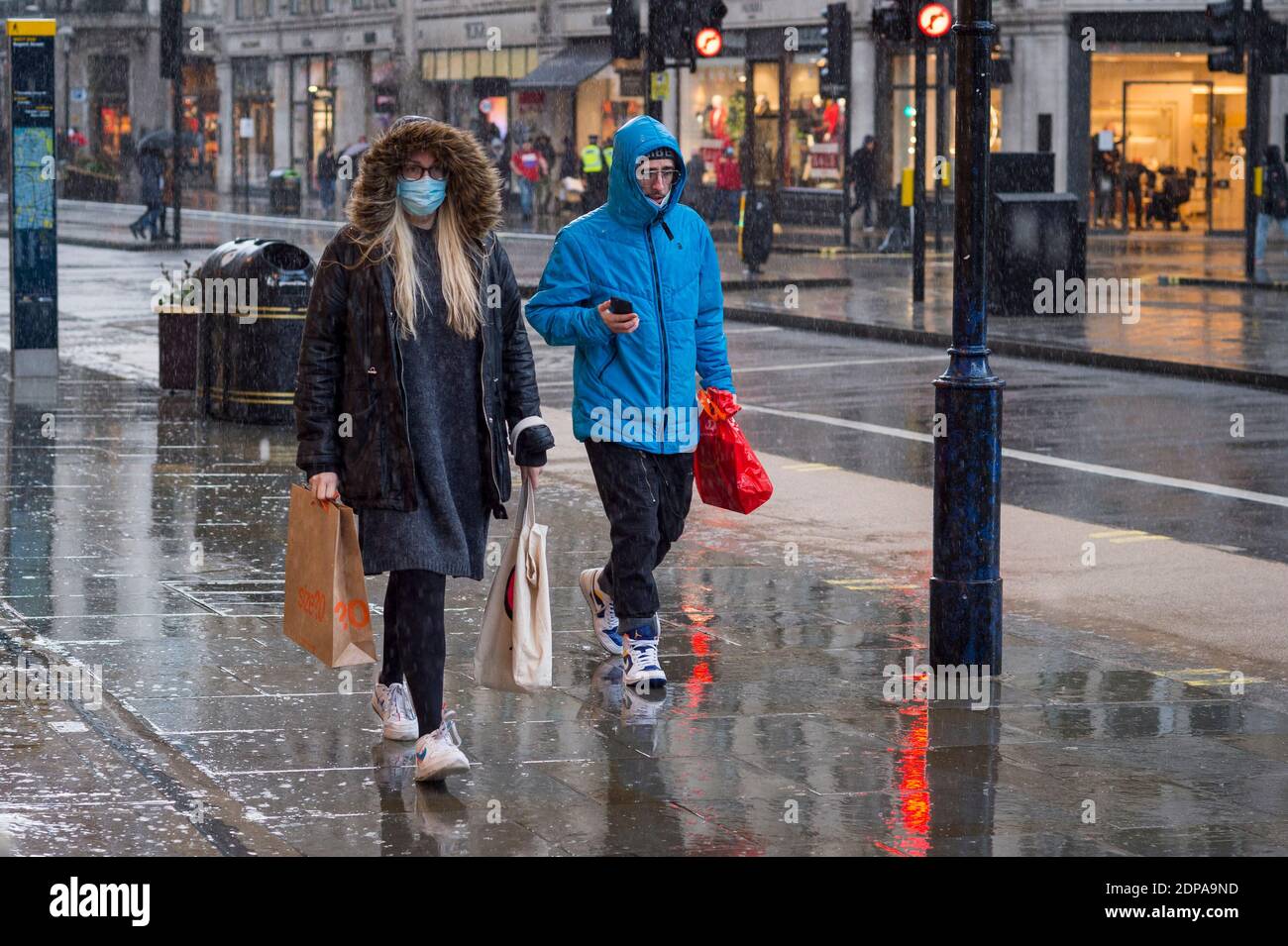 London, Großbritannien. 19 Dezember 2020. Shopper im West End am letzten Wochenende vor Weihnachten. Einzelhandelsgeschäfte bleiben unter Tier 3, sehr hohe Alarmstufe, Beschränkungen geöffnet, aber die britische Regierung erwägt, eine weitere Sperre zu verhängen, um zu versuchen, die laufende Coronavirus-Pandemie zu kontrollieren, während die Fälle weiter zunehmen. Kredit: Stephen Chung / Alamy Live Nachrichten Stockfoto