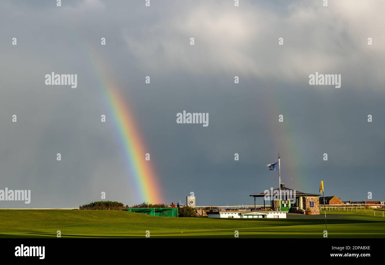 North Berwick, East Lothian, Schottland, Großbritannien, 19. Dezember 2020. UK Wetter: Ein auffälliger Doppelregenbogen erscheint nach dem Regen vom Golfplatz in West Bay aus gesehen Stockfoto