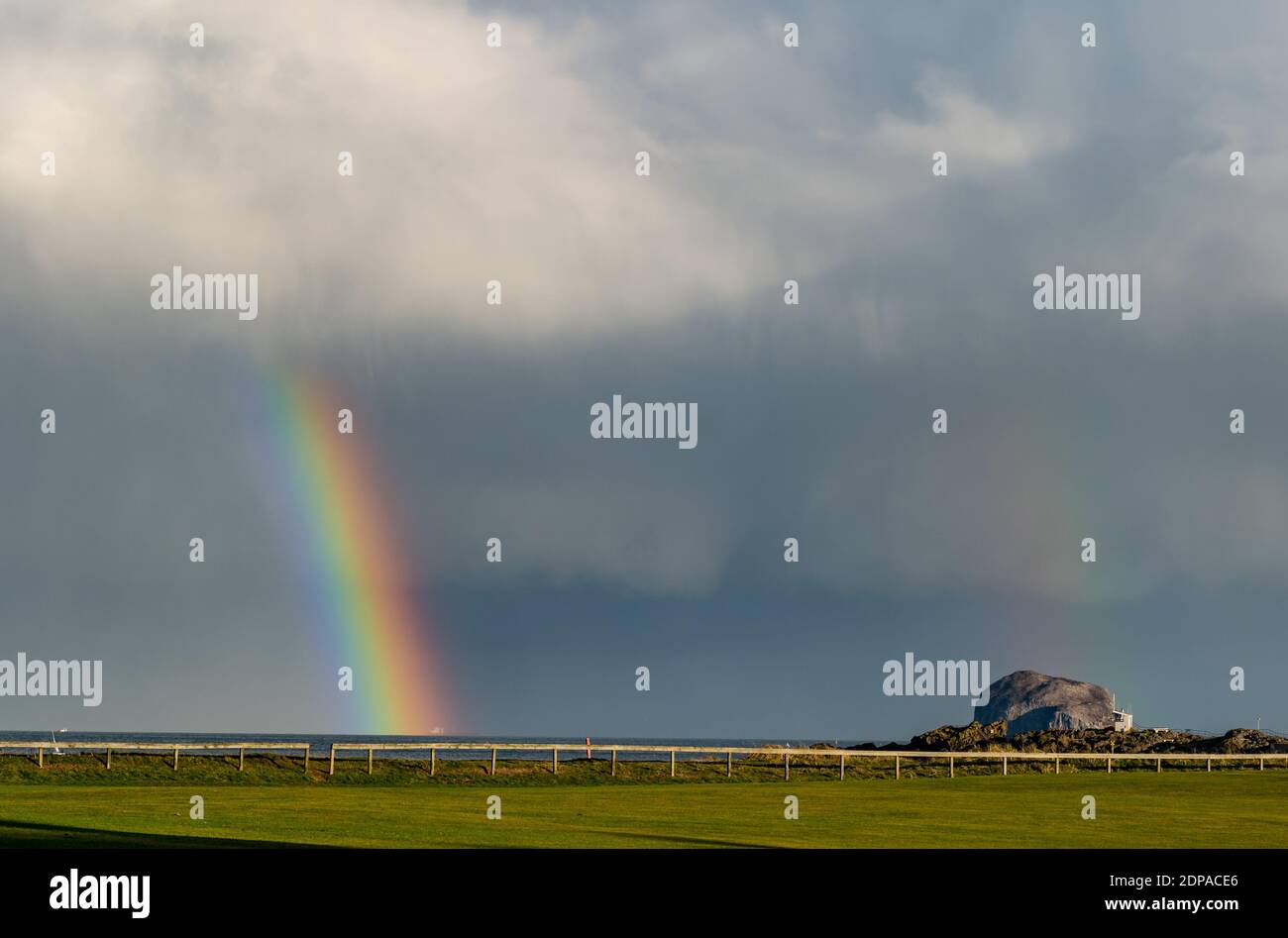 North Berwick, East Lothian, Schottland, Großbritannien, 19. Dezember 2020. UK Wetter: Ein auffälliger Doppelregenbogen erscheint nach dem Regen vom Golfplatz in West Bay mit dem Bass Rock in der Ferne betrachtet Stockfoto