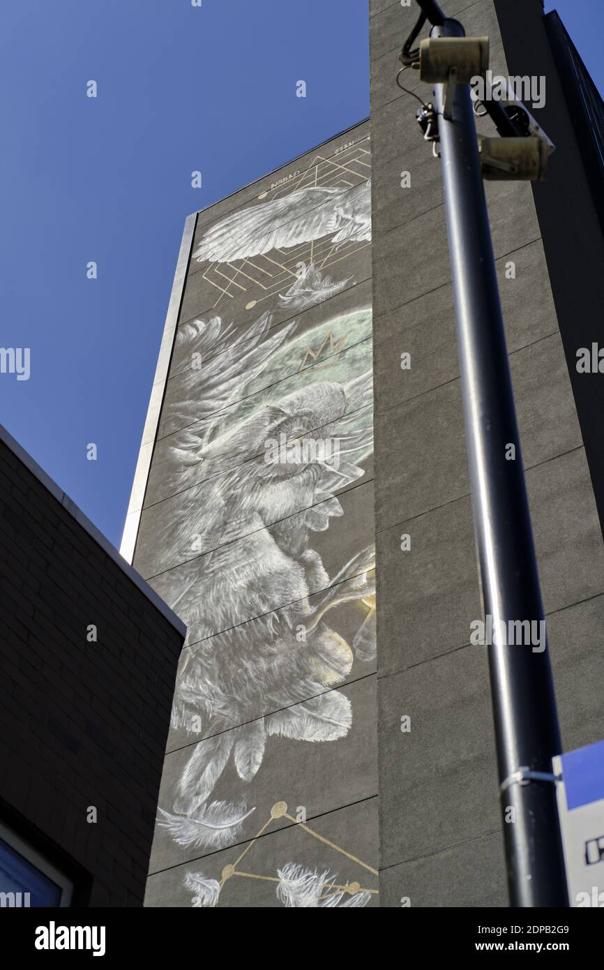 LEEDS, VEREINIGTES KÖNIGREICH - Aug 08, 2020: Nahaufnahme der Athena Rising Kunstarbeiten an der Seite eines Gebäudes im Stadtzentrum von leeds Stockfoto