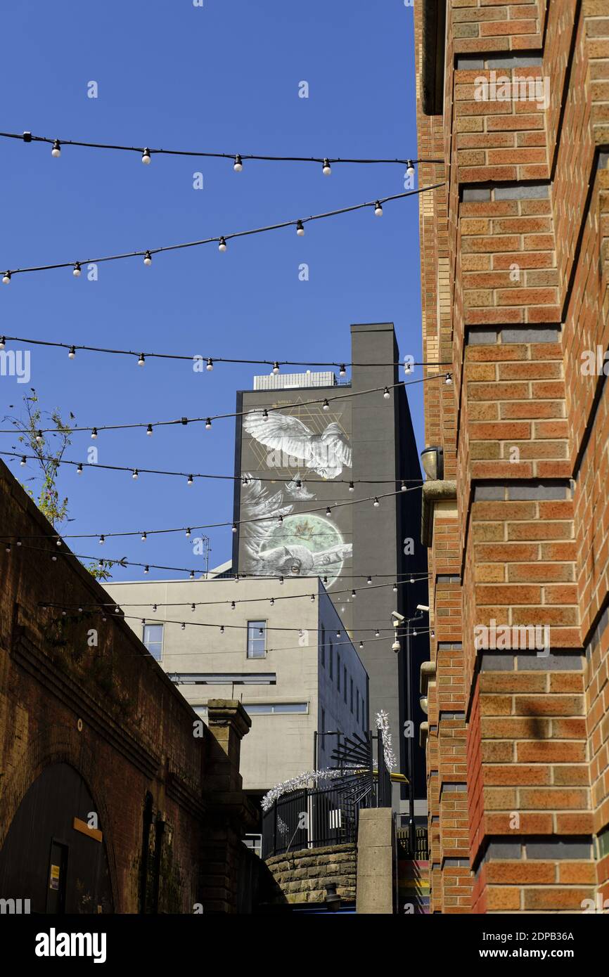 LEEDS, GROSSBRITANNIEN - 08. Aug 2020: Vertikale Aufnahme von Athena Rising, die an einem sonnigen Tag über einem Gebäude in leeds in der Nähe des Bahnhofs ihren Höhepunkt erreicht Stockfoto