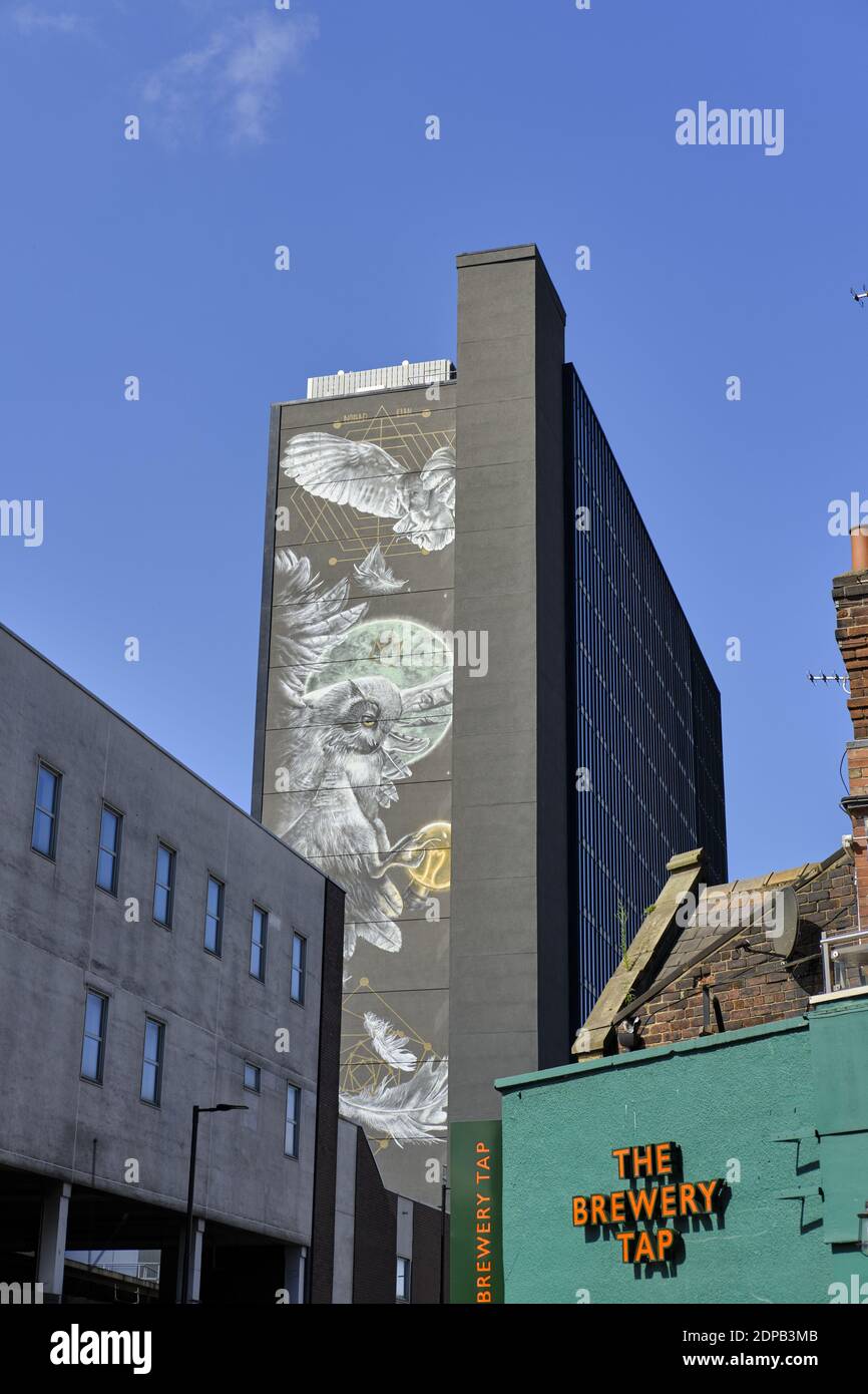 LEEDS, VEREINIGTES KÖNIGREICH - 08. Aug 2020: Vertikale Aufnahme des erstaunlichen Athena Rising Kunstwerks im stadtzentrum von leeds Stockfoto