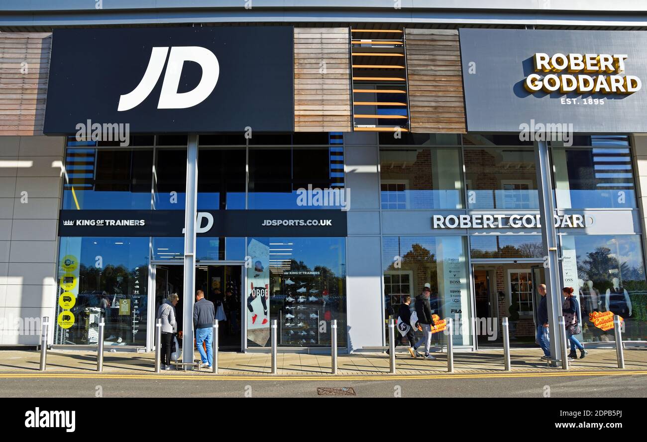 Shopper im Biggleswade Retail Park vor JD Sport und Robert Goddard. Stockfoto
