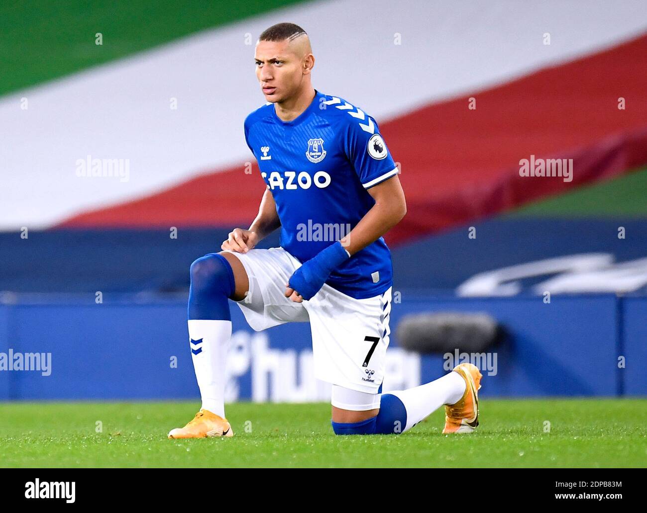 Evertons Richarlison unterstützt die Black Lives Matter-Bewegung vor dem Beginn des Premier League-Spiels im Goodison Park, Liverpool. Stockfoto