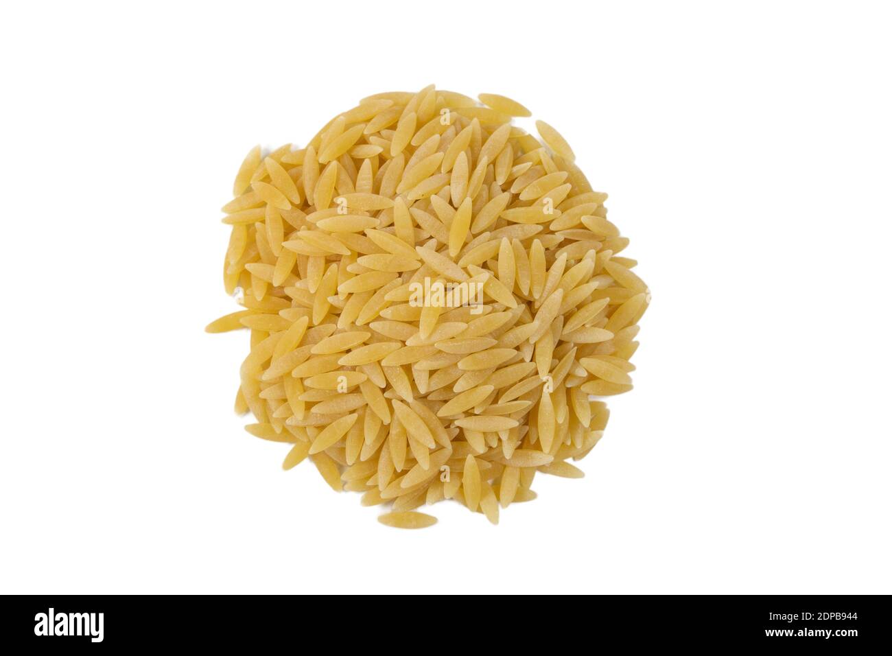 In Griechenland genannt kritharaki. In Italien genannt Orzo. Reis geformte Pasta Haufen isoliert auf weißem Hintergrund. Art der Pasta. Lebensmittelzutat. Stockfoto