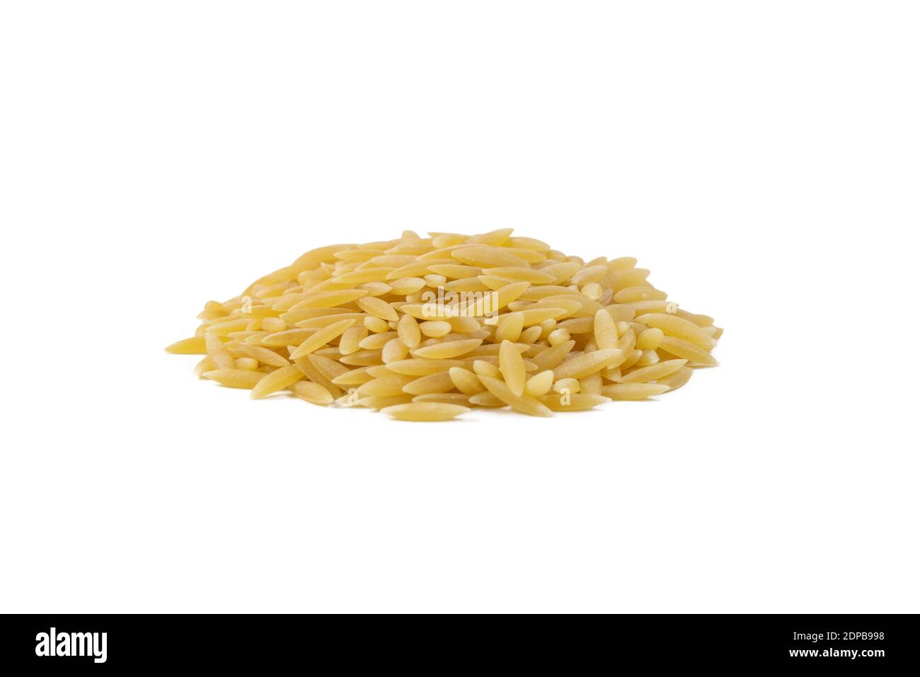 In Griechenland genannt kritharaki. In Italien genannt Orzo. Reis geformte Pasta Haufen isoliert auf weißem Hintergrund. Art der Pasta. Lebensmittelzutat. Stockfoto