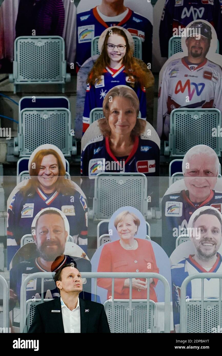 Mannheim, Deutschland. Dezember 2020. Eishockey: DEL, Adler Mannheim - Nürnberg Ice Tigers, Hauptrunde, Hauptrunde Spiele, Matchday 1, SAP Arena. Mannheims Trainer Pavel Gross steht auf den Tribünen vor Fanliebhabern, darunter einer von Bundeskanzlerin Angela Merkel (CDU). Quelle: Uwe Anspach/dpa/Alamy Live News Stockfoto