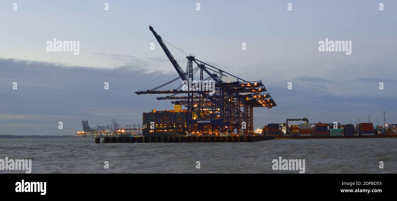 Hafen von Felixstowe Dock Krane und Containerschiffe in der Nacht. Stockfoto