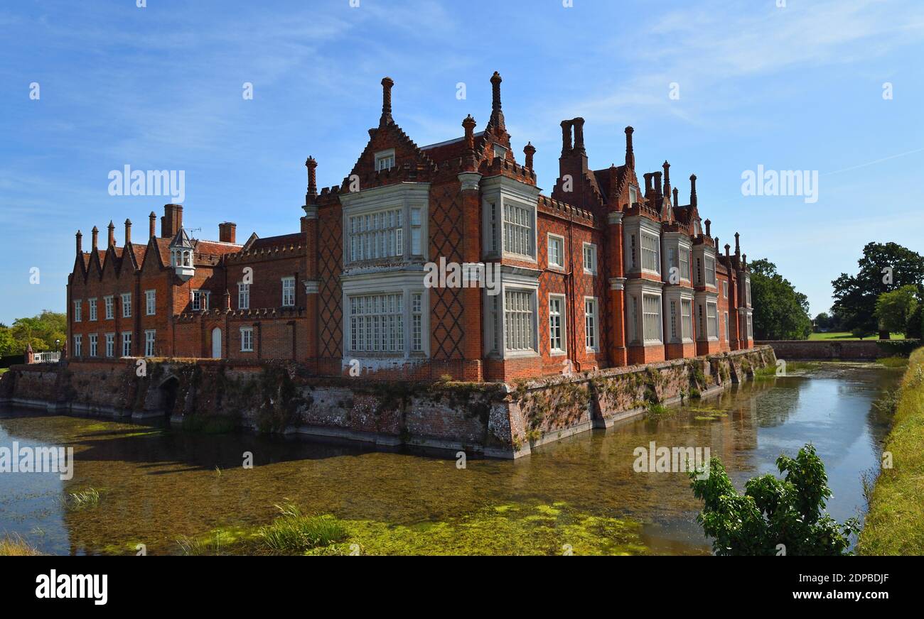 Helmingham Hall mit Graben Brücken und Reflexionen. Stockfoto