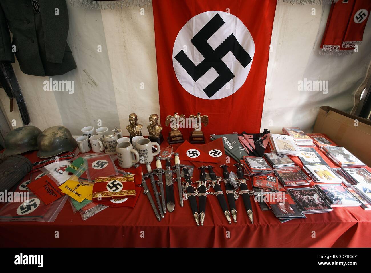 GROSSBRITANNIEN/England/Kent/Hakenkreuz-Flagge bei der Krieg- und Friedensnachstellung, militärische Nachstellung, historische Nachstellung, Stockfoto