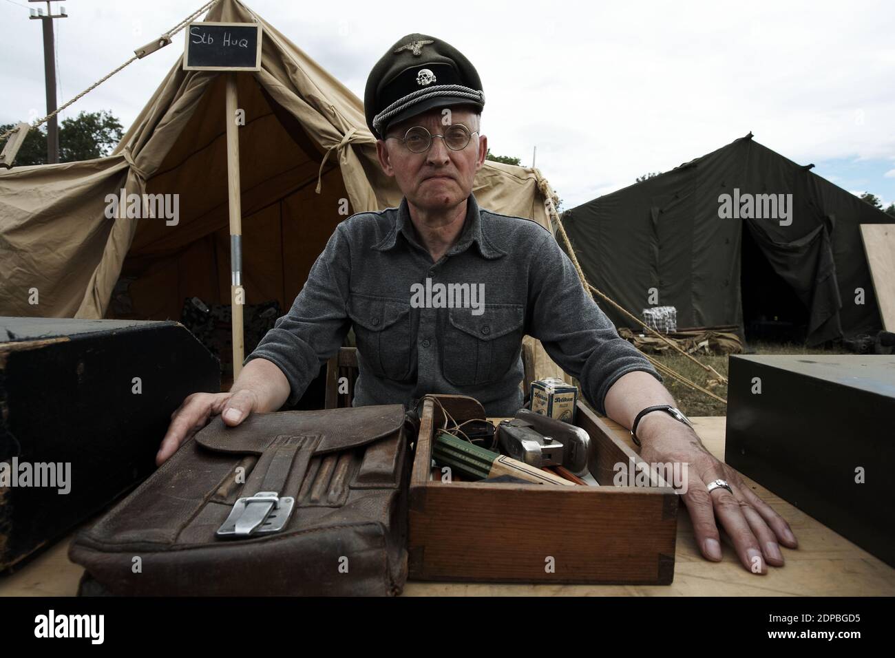 Ein älterer Mann trug die Uniform des Zweiten Weltkriegs bei der Kriegs- und Friedenswiederbelebung in Kent, United Kingdome Stockfoto