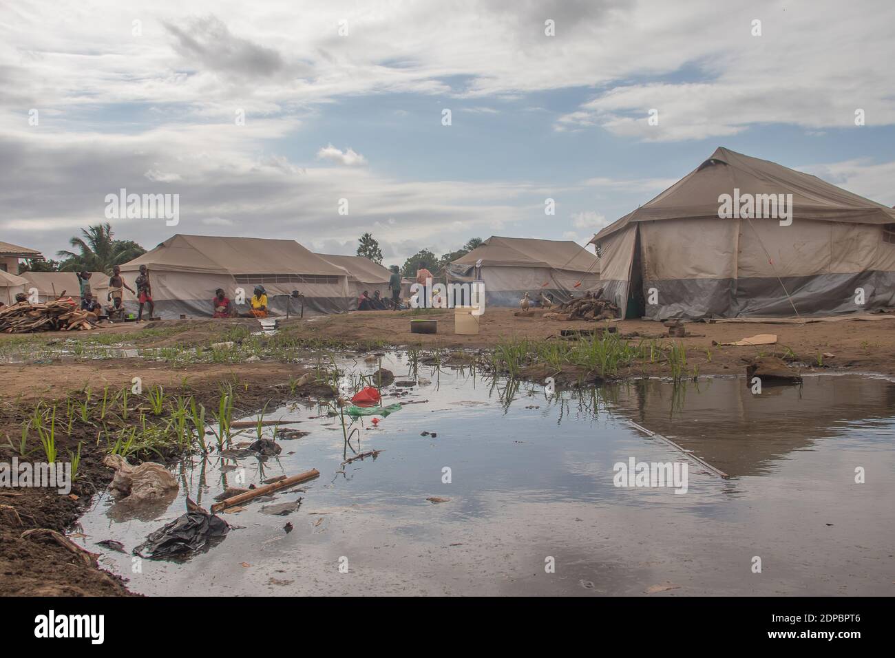 Flüchtlingslager aus Zelten, Menschen, die in sehr schlechten Bedingungen leben, Mangel an sauberem Wasser, Zugang zu Gesundheit Stockfoto