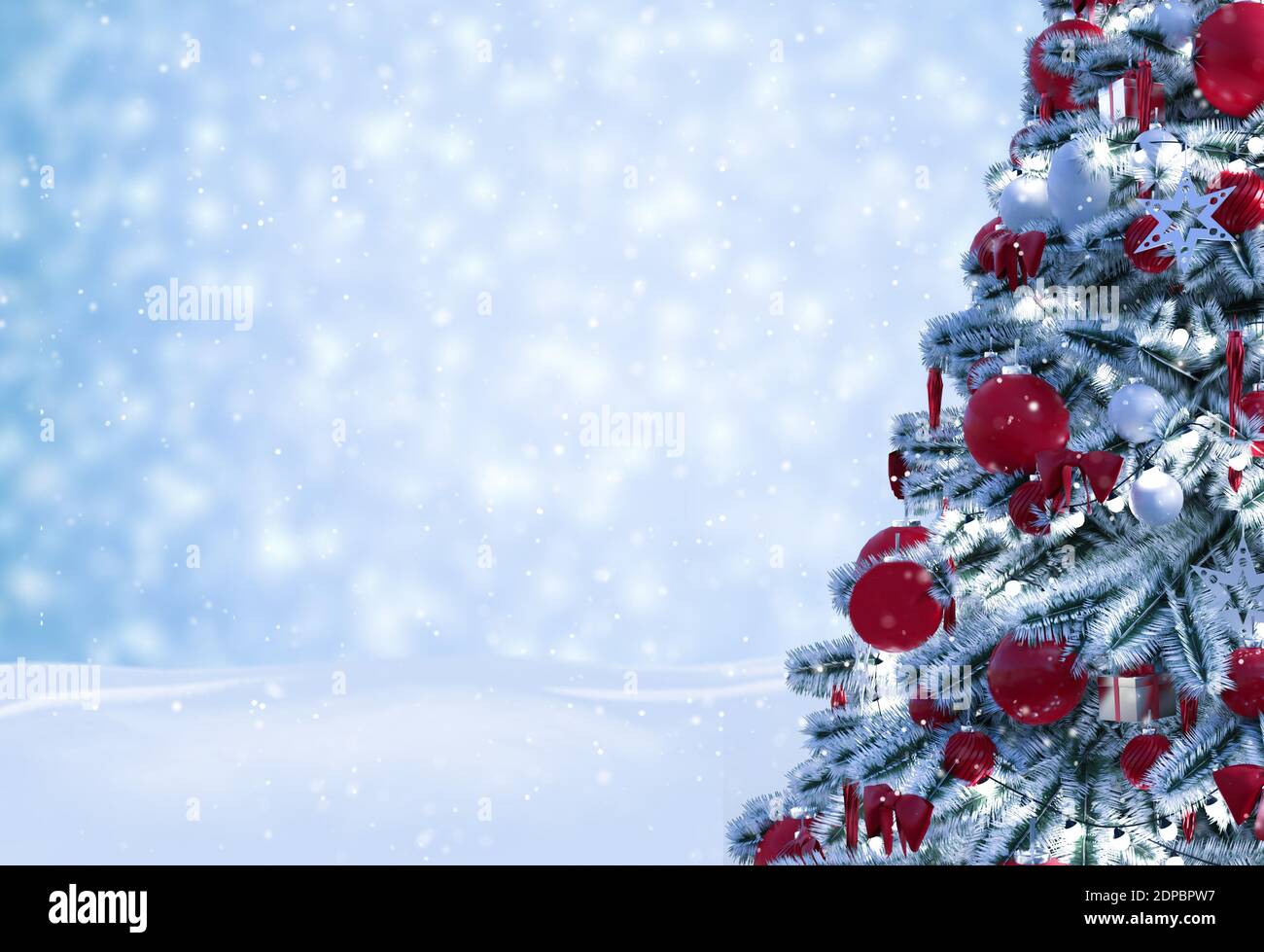 Blauer heller Bokeh Hintergrund mit einem Weihnachtsbaum Stockfoto